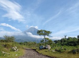 Explosiones débiles moderadas y fuertes en el volcán de Fuego