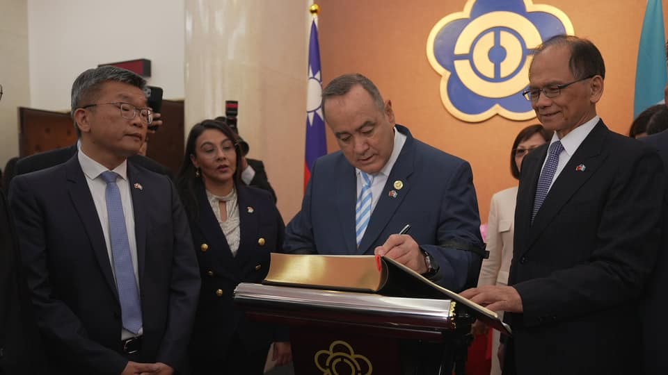 Entregan medalla honorífica a presidente Giammattei de parte de El Yuan