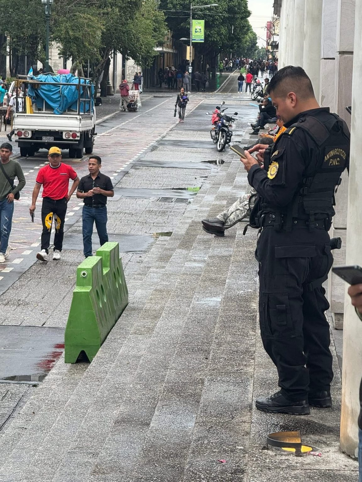 Agentes de la PNC les interesa más hablar o ver el celular que brindar ...