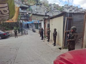 PNC y Ejército realiza recorrido de seguridad en zona 1