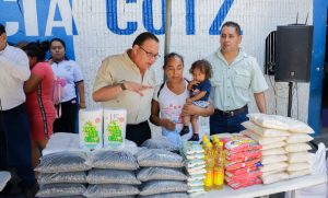 Entrega de raciones alimentarias a madres de familia en Santa Lucía Cotzumalguapa