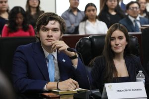 Participación cívica y liderazgo joven abordando en el Congreso