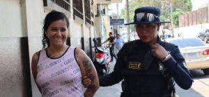 Detienen a “La Baby” en Palín en una cartera llevaba una pistola ilegal