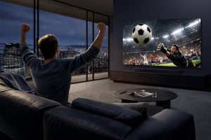 La era de las pantallas gigantes: Por qué cada vez más personas eligen ver fútbol en casa
