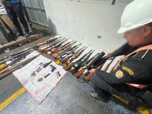 Armas ilegales localizadas en caja de encomiendas en portuaria Santo Tomás de Castilla