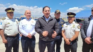 Ministro de Gobernación y Director General de la PNC supervisan la comisaría de Xela
