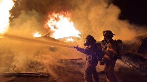 Incendio destruye bodegas de camas en Bárcenas, Villa Nueva