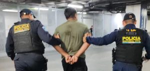 Alias “Psicópata” capturado cuando descuartizaba a un hombre en una casa abandonada de la zona 18