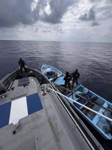 Ejército incauta en alta mar lancha con tulas con cocaína