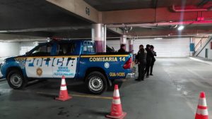 En sótano de centro comercial localiza a joven asesinado dentro de un vehículo