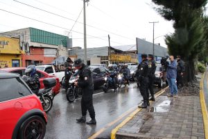 Agentes de la PNC realizan registros a motociclistas en la calzada San Juan, zona 7
