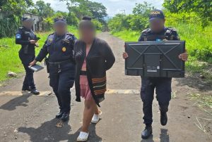 Pretendía ingresar un televisor a su pareja e hijo recluidos en la Granja Canadá para que vieran el mundial