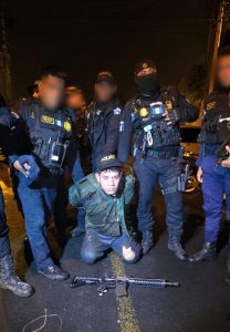 Mareros vestidos de policías capturados tras enfrentarse a balazos a PNC tras asesinar a dos mujeres