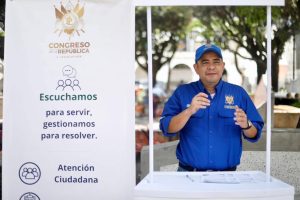 Diputado Dávila escucha a vecinos de Mixco en el parque central
