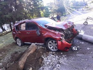 Vehículo derriba porte del alumbrado en Ciudad San Cristóbal, Mixco