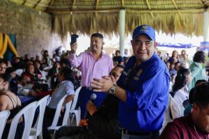 Docentes de San Pedro Ayampuc recibe reconocimiento en su día