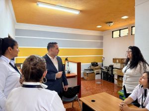 Pronto DPI será extendido en horas en el RENAP de Jalapa según comprueba diputado Faver Salazar