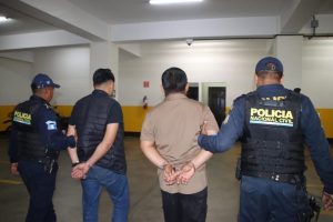 Dos capturados transportaban carabina con registro esmerilado