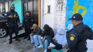 Detienen a tres por conducir un vehículo baleado