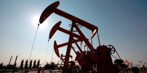 El petróleo ronda los 83 dólares, el menor precio desde principios de marzo, y el gas natural se hunde un 9%