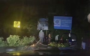 Transportistas de mototaxis bloquearon en la madrugada en el Estor en protesta por el alza en los precios del combustible