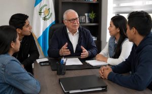 Abraham Rivera explica a un grupo de jóvenes la visión de la Doctrina de la Fe Productiva