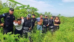 Dos guatemaltecos capturados en El Salvador cuando llevaban a menor secuestrada