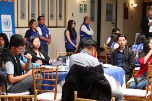 Jóvenes participan en el proceso democrático