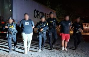 PNC captura a dos presuntos coyotes y rescata a seis extranjeros en El Progreso