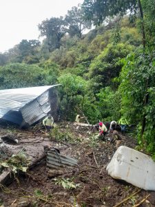 Lluvias provocan el colapso de una vivienda en Las Brisas; familia es evacuada