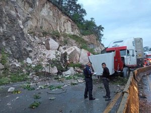 Derrumbe en el Km 22 complica el tráfico en ruta al Atlántico