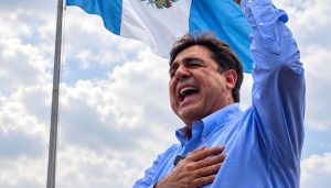 La CC da trámite a amparo presentado por el Presidenciable de SERVIR Carlos Pineda que busca eliminar impuesto a Combustibles