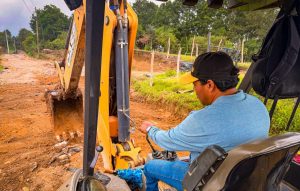 Maquinaria municipal rehabilita paso y libera cunetas en el Camino Viejo a San Pedro