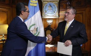 Arévalo nombra a Jonathan Menkos como nuevo presidente del Banco de Guatemala y a Juan Carlos Catalán en la SIB