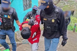 Alias “El Smurf”, terrorista del Barrio 18, capturado con dos armas ilegales