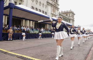 ¡Guatemala se vistió de orgullo! Arévalo y funcionarios presencian desfile por 205 años de independencia