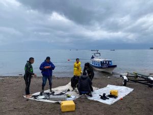Reanudan búsqueda de piloto y copiloto tras desplome de helicóptero en el lago de Atitlán