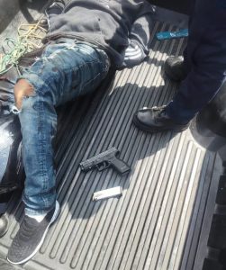 Motoladrón de 17 años dispara contra venezolano, luego se enfrenta a la policía pero es neutralizado