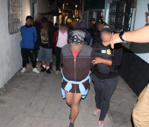 PNC captura a seis personas durante allanamientos en Mixco