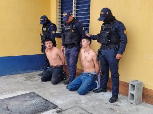 PNC captura a dos terroristas tras ataque armado; uno portaba pistola robada