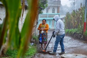 El Fondo Social de Solidaridad (FSS) entrega materiales para mejorar camino rural en Cantel, Quetzaltenango
